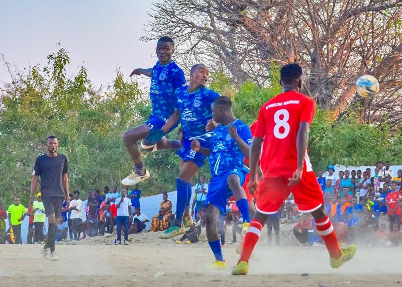 图为去年11月13日，在马拉维奇兹姆岛，奇兹姆卢足球联队与姆贝尔瓦勇士队的比赛。图片来源：奇兹姆卢足球联队官方脸书