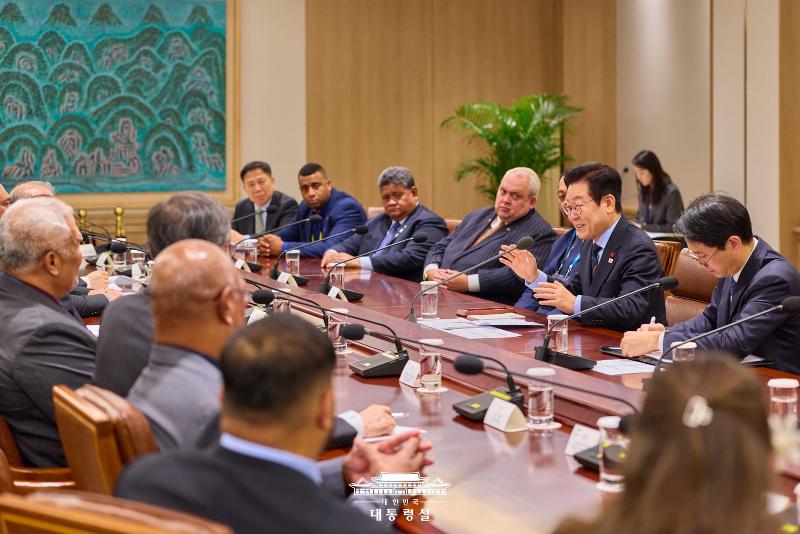 12月10日，韩国总统李在明在龙山总统室会见来韩出席韩–太平洋岛国外长会的太平洋岛国代表团。图片来源：韩国总统室