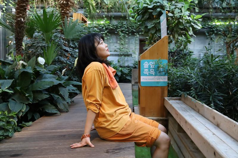 松叶足浴池中的休息是享受大自然的处方。图片来源：韩国旅游发展局  