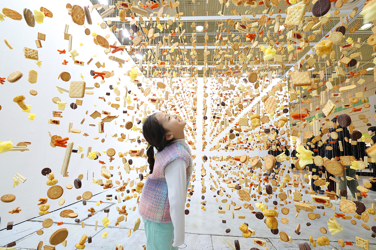 1月14日，在首尔市江南区国际会展中心（COEX）举行的“首尔国际雕塑节”上，一位小朋友正在参观艺术家朴善基（音）的作品《An Aggregation-treat》。