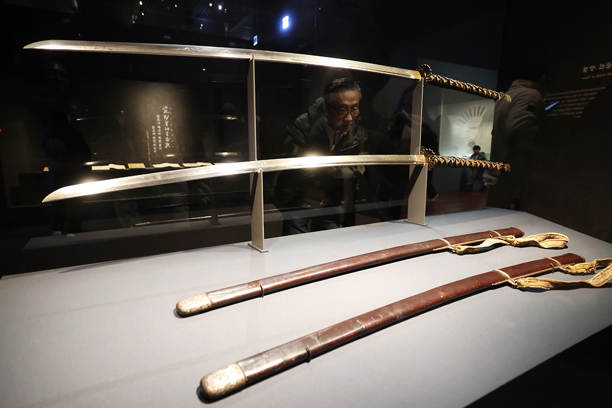 首尔 2026 1 21 br>韩宣网记者李廷佑 摄<br><br>1月21日，在首尔龙山区国立中央博物馆，一名访客正在参观展览《我们的李舜臣》中所展出的李舜臣将军长剑。