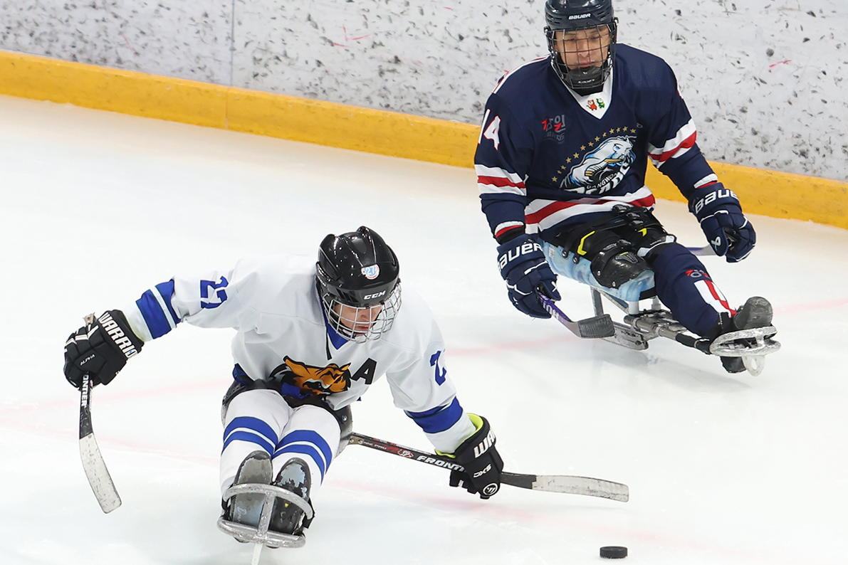 1月28日，第23届韩国残疾人冬季运动会迎来比赛第二天。图为在位于江原道的江陵冰球中心举行的冰球比赛中，江原队与忠北队正展开激烈角逐。
