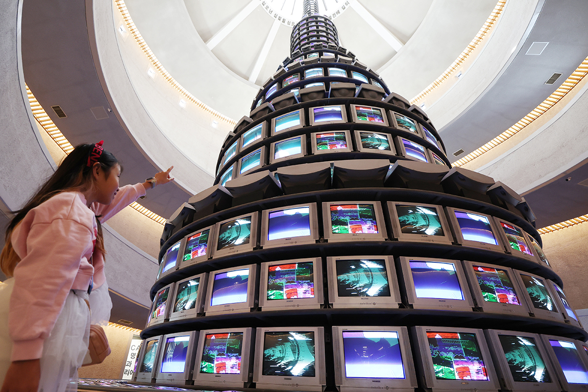 1月29日，为已故韩国艺术家白南准逝世20周年。图为当天，在京畿道果川市的国立现代美术馆果川馆，小朋友们正在参观白南准的代表作《多多益善》。