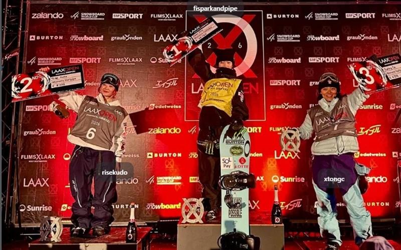 1月18日，在瑞士拉克斯举行的国际滑雪与单板滑雪联合会（FIS）单板滑雪世界杯女子U型场地决赛中，崔佳恩（中）夺冠后在颁奖仪式上合影留念。图片来源：崔佳恩官方Instagram