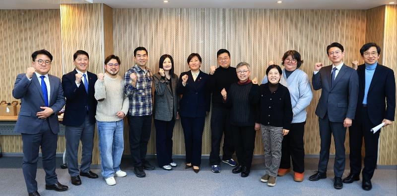 1月26日，在首尔钟路区的韩食振兴院，农林畜产食品部长官宋美玲（左起六）就设立韩食教育机构“修罗学校”，以及扩大使用大豆等韩产食材的方案进行了探讨，并与与会人员合影留念。图片来源：农林畜产食品部