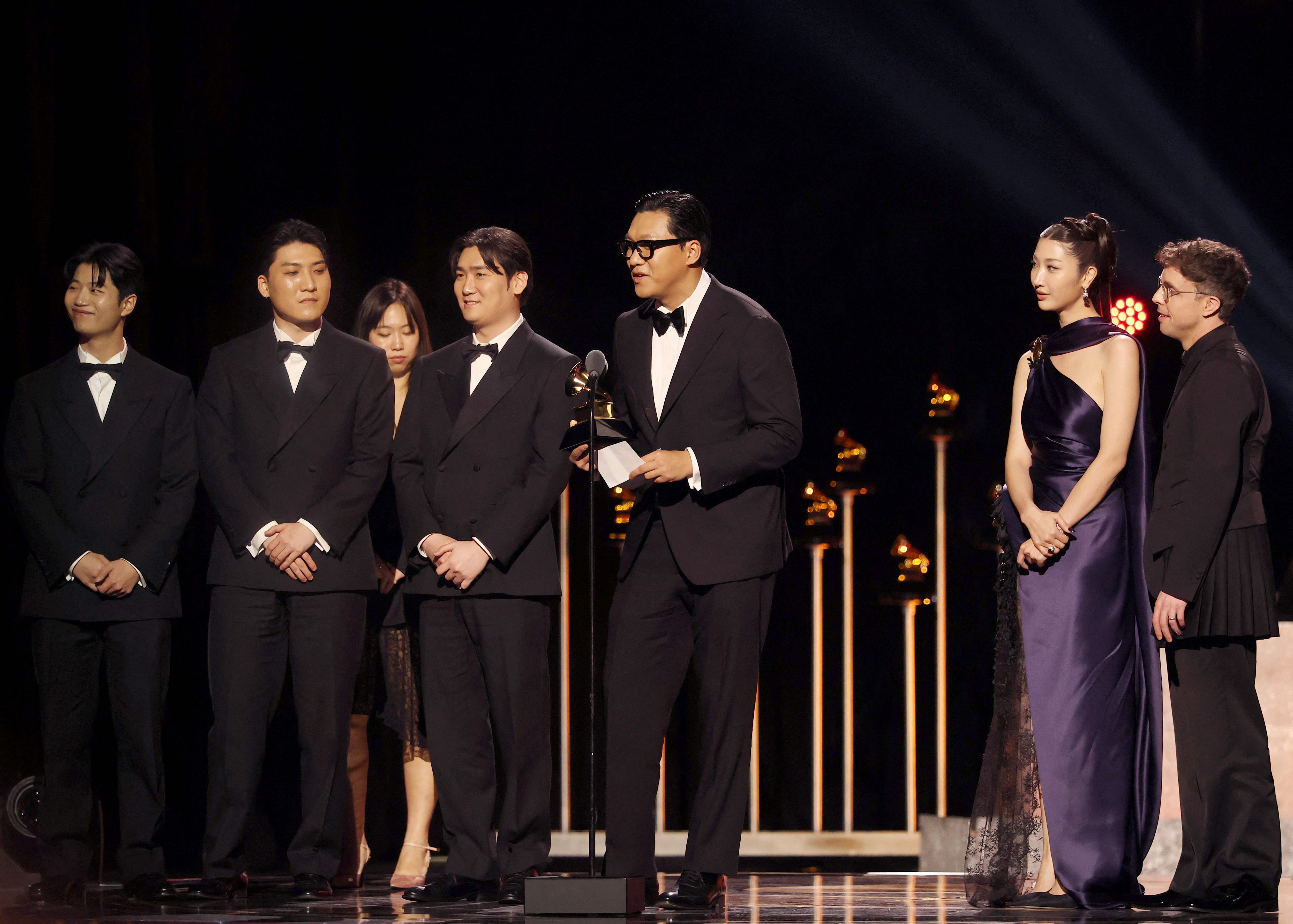 当地时间2月1日下午，在美国洛杉矶举行的第68届格莱美奖颁奖典礼预热活动上，《K-POP：猎魔女团》原声（OST）《Golden》斩获“最佳影视歌曲奖”。图为《Golden》词曲作者们正在发表获奖感言。图片来源：韩联社