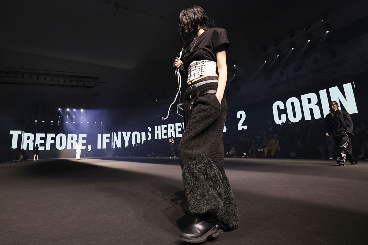2月6日，在首尔市中区东大门设计广场举行的“2026秋冬首尔时装周”上，正在上演HOLYNUMBER7的时装秀。