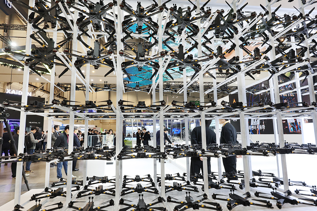 2月25日，在釜山会展中心举行的2026年韩国无人机博览会（DSK 2026）上，访客们正在参观陆军教育用无人机。
