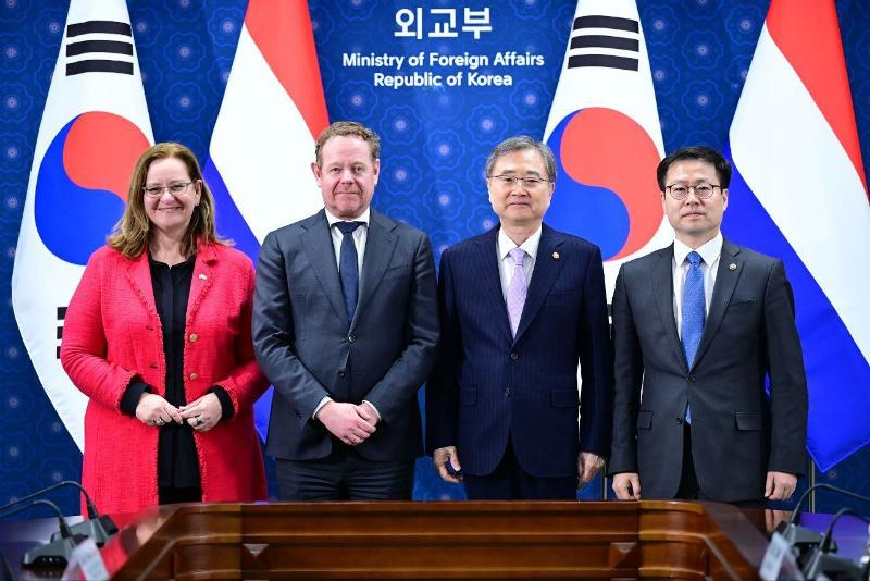 2月11日，韩国与荷兰在首尔外交部大楼举行韩荷外交贸易“2+2”高级别磋商首次会议。图为荷兰外贸与发展合作大臣奥克耶·德·弗里斯（左起）、荷兰外交大臣戴维·范韦尔、韩国外交部长官赵显、韩国产业通商部通商交涉本部长吕翰九合影留念。图片来源：外交部