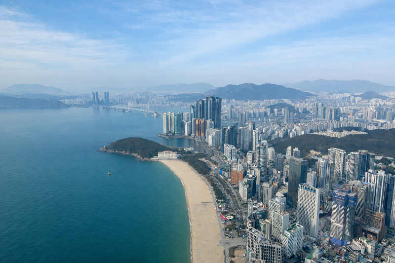 图为从釜山市海云台区地标&ldquo;釜山X the SKY&rdquo;俯瞰的海云台景色。韩宣网记者Margareth Theresia 摄