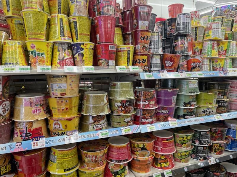 韩国食品医药品安全处为支持国内食品企业拓展伊斯兰国家市场，正推进获得清真认证机构认可。图为首尔钟路区一家便利店内陈列的方便面产品。韩宣网记者金善雅 摄
