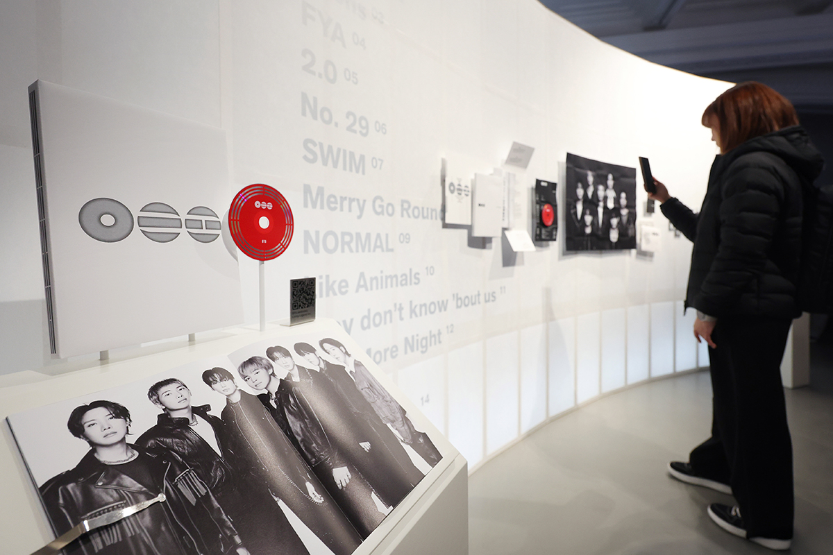 3月20日，在首尔市中区新世界百货总店的综合文化空间&ldquo;The Heritage&rdquo;，为纪念防弹少年团（BTS）回归而开设的快闪店中，展出了当天发行的BTS第五张正规专辑《阿里郎》。