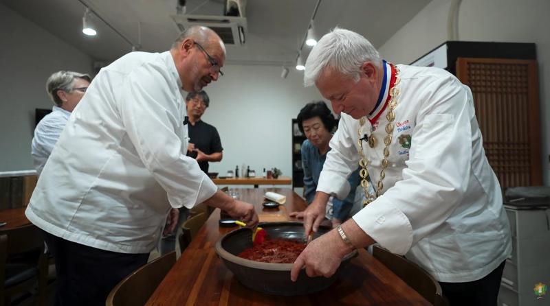 图为正在体验韩国食材的法国名厨协会（MCF）厨师。图片来源：全罗南道