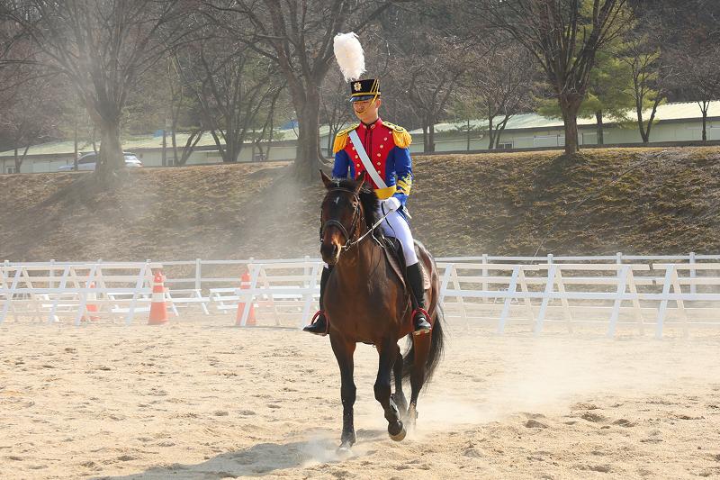 在马场训练的许竣释士官生（四年级）。骑手与战马精准的路线配合与稳定平衡，是反复训练与深度交感的结果。战马并非只凭指令行动，骑手也并非仅靠力量控制。在彼此感知节奏、协调呼吸的过程中，整体动作得以完成。当人与动物融为一体时，节制与控制也更加清晰。韩宣网记者李廷佑 摄