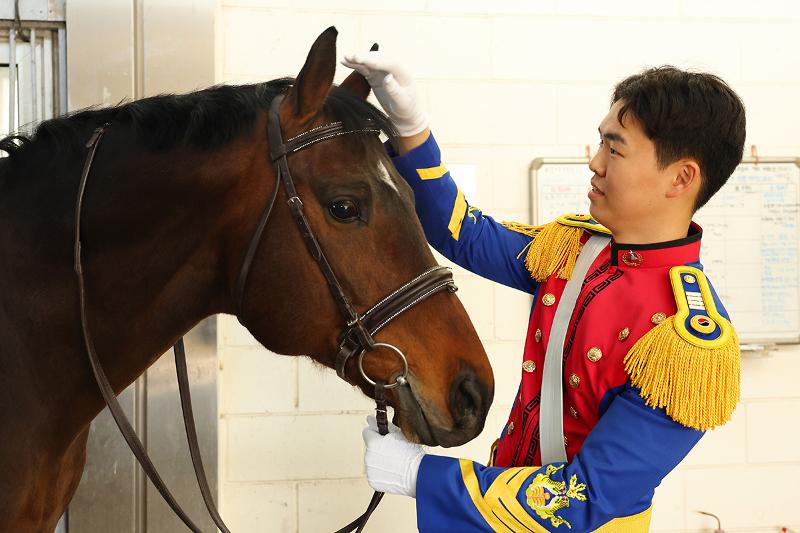 与战马交流的许竣释士官生（四年级）。成立于1966年的军马队，象征着陆军士官学校的另一种角色与价值。士官生们在军马队中培养花郎道精神与浩然之气，同时锻炼军官应具备的强健体魄与果敢胆识。韩宣网记者李廷佑 摄
