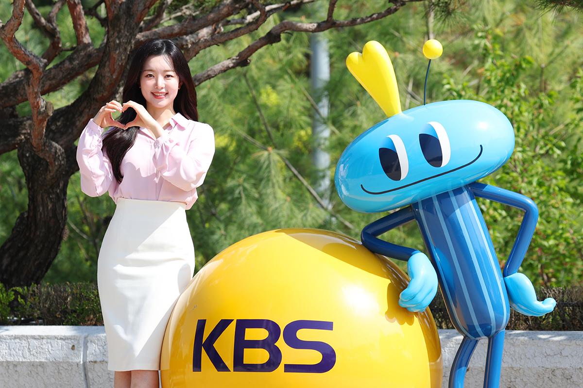 KBS主播卢喜智摆姿拍照。韩宣网记者李廷佑 摄