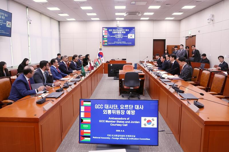 4月8日，国会外交统一委员会委员长金硕基等委员在韩国国会与海湾阿拉伯国家合作委员会（GCC）6国及约旦驻韩大使举行会面，就中东局势及双边合作方案进行讨论。图片来源：国会外交统一委员会
