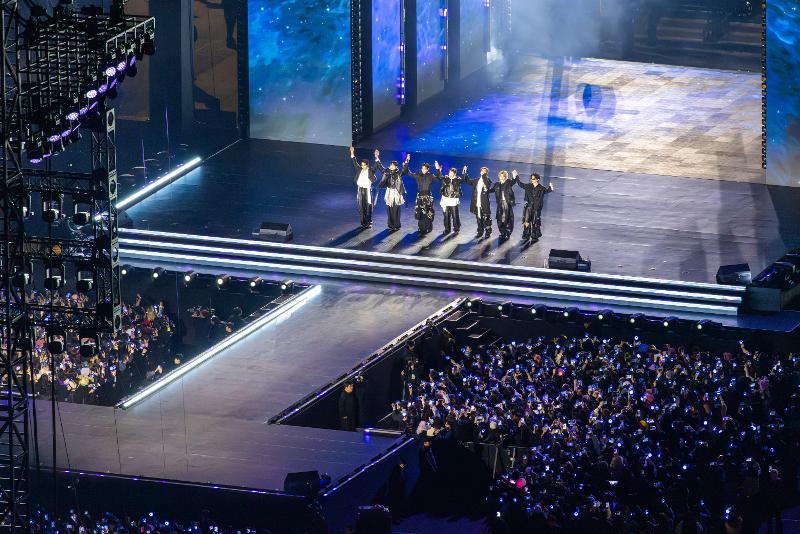 图为3月21日，在首尔光化门广场，韩国男团防弹少年团（BTS）举办的&ldquo;BTS THE COMEBACK LIVE｜ARIRANG&rdquo;演出。图片来源：BIGHIT MUSIC / 奈飞
