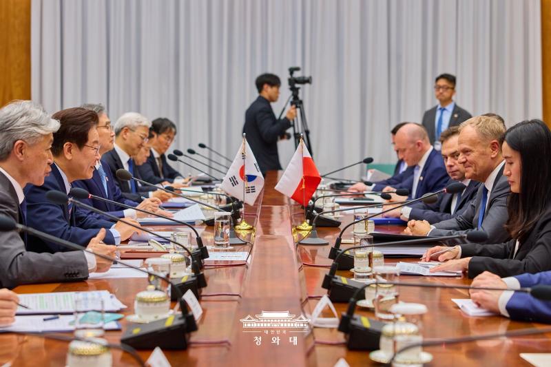 3月13日，韩国总统李在明在青瓦台会见波兰总理唐纳德·图斯克，并举行韩波首脑会谈。图片来源：大韩民国青瓦台