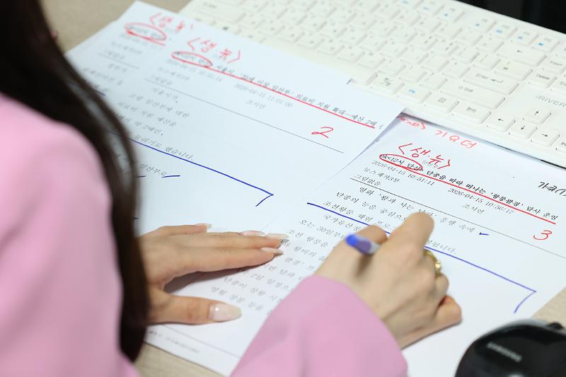 KBS主播卢喜智在直播新闻前确认稿件内容。韩宣网记者李廷佑 摄