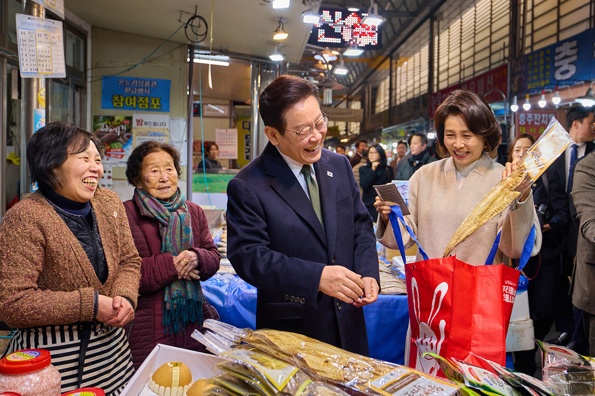 图为2月11日，韩国总统李在明访问忠清北道忠州市的一处传统市场，在查看菜篮子物价的同时，与夫人金惠景一起购买韩国传统节日用祭祀食品。图片来源：大韩民国青瓦台