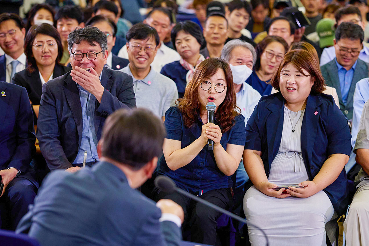 2025年7月4日，韩国总统李在明在“倾听忠清——忠清地区市民大会”上正认真聆听当地民众发言。图片来源：大韩民国青瓦台
