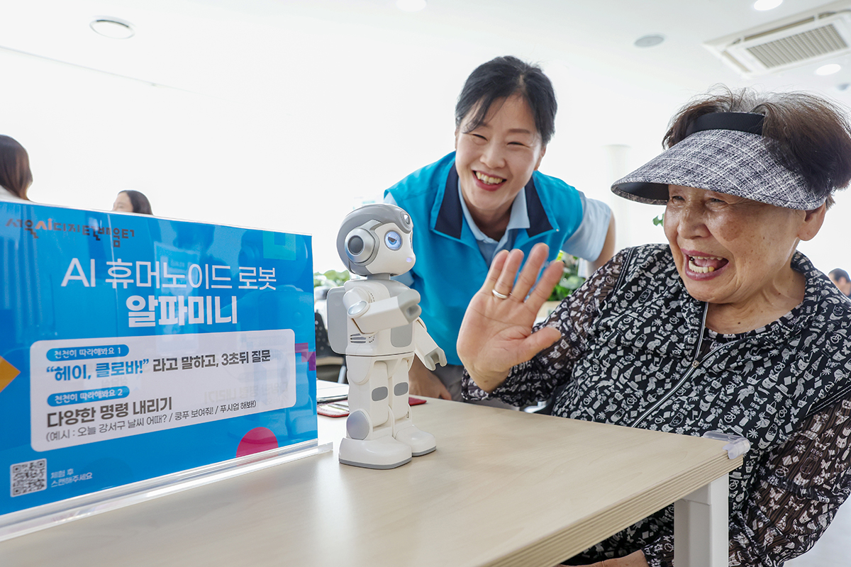 图为5月28日，在首尔江西区的一处老年人福利中心的人工智能（AI）数字学习中心，一位老人正与AI机器人Alpha Mini互动交谈。韩宣网记者李廷佑 摄