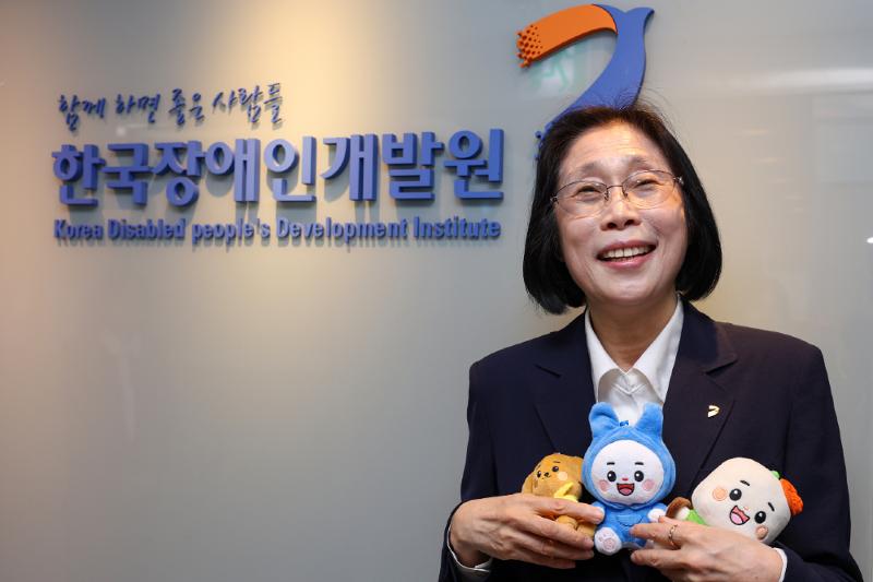 4月29日，在首尔永登浦区的Eroom中心，韩国残疾人开发院院长李敬惠在与韩宣网的采访中强调称，《残疾人权利保障法》的制定将加快韩政府推进残疾人个性化福利支持等国政课题的落实。图为李敬惠手持开发院吉祥物合影留念。韩宣网记者李廷佑 摄