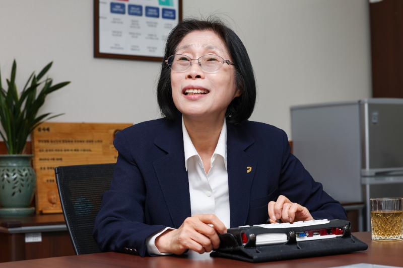 4月29日，在首尔永登浦区的Eroom中心，韩国残疾人开发院院长李敬惠在与韩宣网的采访中强调称，《残疾人权利保障法》的制定具有重要意义，这是一部为社会树立标准、重塑既有观念方向的法律。韩宣网记者李廷佑 摄