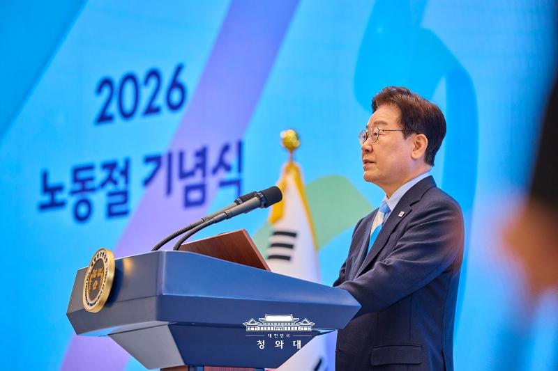 5月1日，韩国总统李在明在青瓦台迎宾馆举行的劳动节纪念仪式上发表讲话。图片来源：大韩民国青瓦台