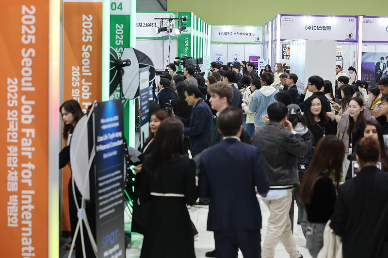 4月30日，据韩国就业信息院发布的《2026年第2期就业动向简报》显示，截至去年5月，韩国国内15岁以上常住外国人就业人数为110.9万人次。图为去年11月20日，在首尔江南区SETEC举行的&ldquo;2025外国人就业招聘博览会&rdquo;。图片来源：韩联社