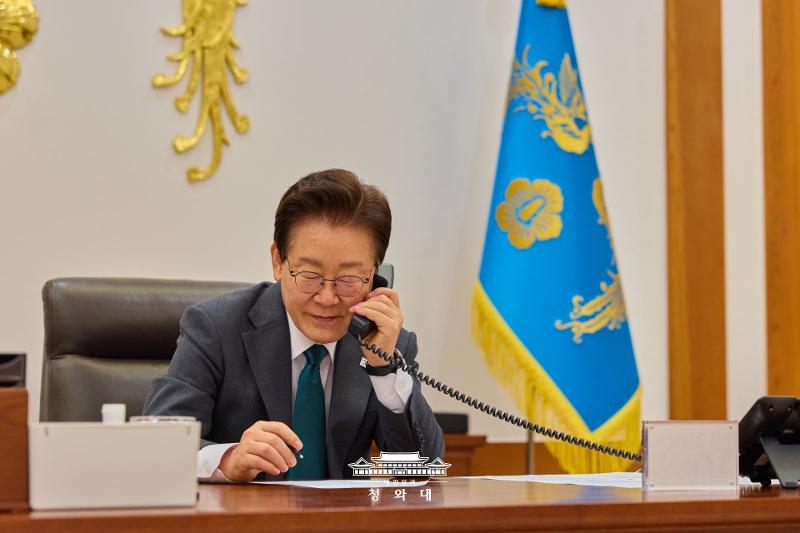 5月7日，韩国总统李在明在青瓦台同荷兰首相罗布&middot;耶滕通电话。图片来源：大韩民国青瓦台