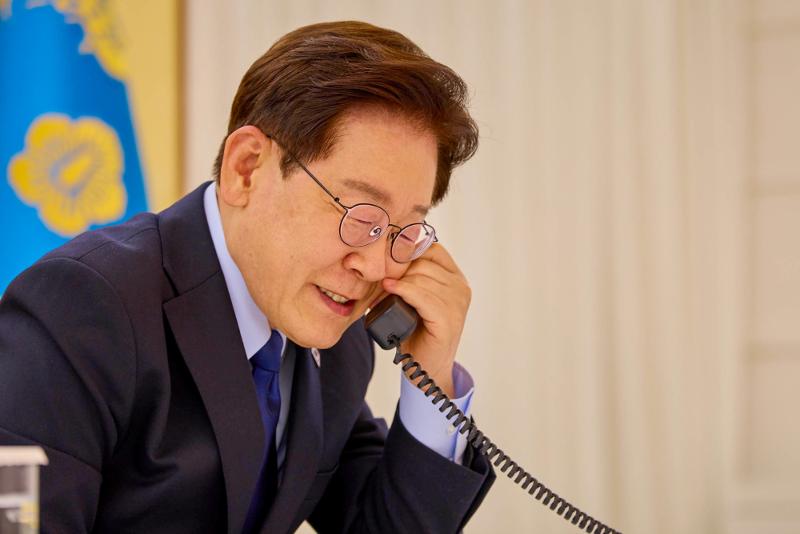 5月17日，韩国总统李在明在青瓦台同美国总统唐纳德·特朗普通电话。图片来源：大韩民国青瓦台