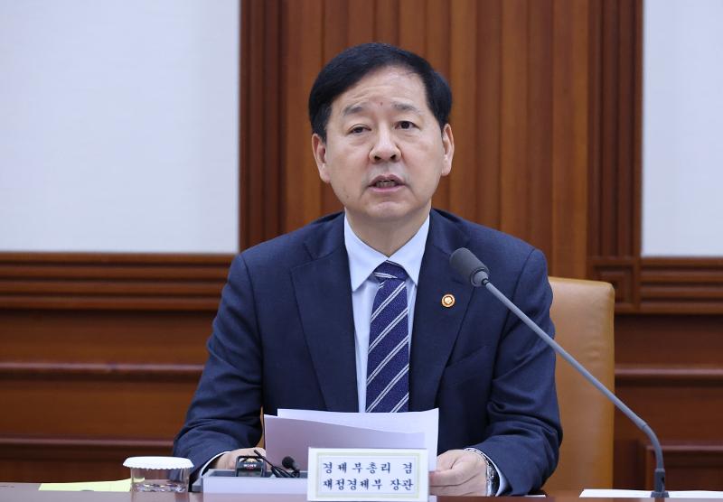 5月21日，在首尔钟路区政府首尔办公大楼，韩国副总理兼企划财政部长官具润哲在第268次对外经济长官会议上正在发言。图片来源：韩联社