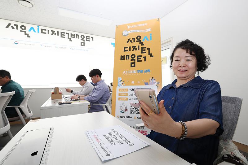 图为5月28日，在首尔江西区的一处老年人福利中心的人工智能（AI）数字学习中心教室，一名学员正在体验生成式AI。韩宣网记者李廷佑 摄