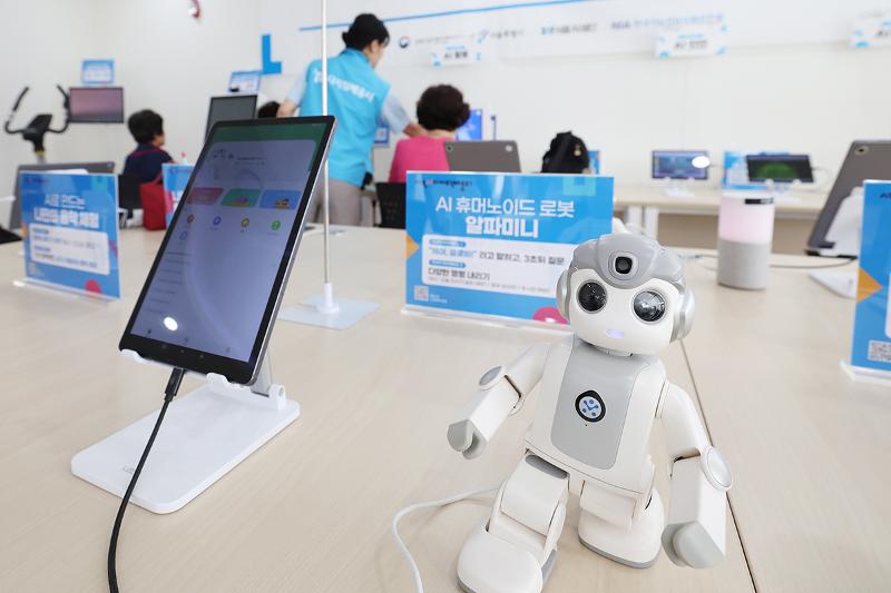 图为5月28日，在首尔江西区的一处老年人福利中心的人工智能（AI）数字学习中心，学员们正在体验AI。韩宣网记者李廷佑 摄