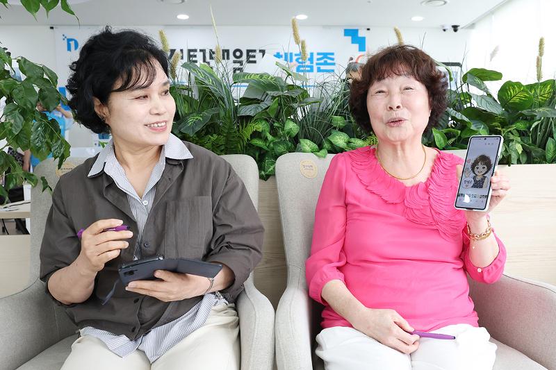图为5月28日，在首尔江西区的一处老年人福利中心的人工智能（AI）数字学习中心教室，学员李恩贞和李恩淑女士正在分享使用生成式AI的经验。韩宣网记者李廷佑 摄