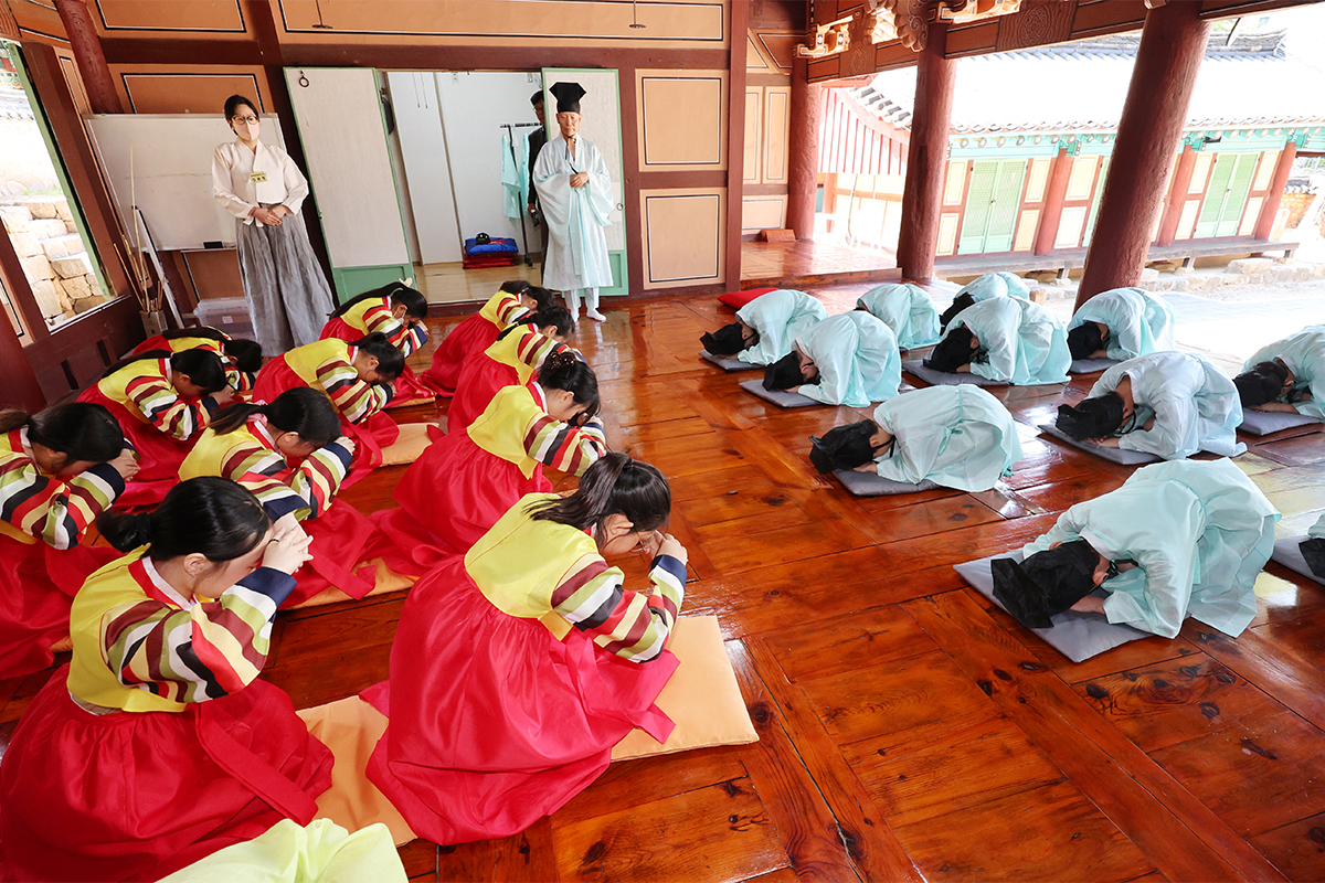 6月11日，在韩国釜山东莱区东莱乡校举行的&ldquo;青少年传统礼仪体验课堂&rdquo;上，来自明伦小学的学生们身穿传统韩服和儒生服，正在学习传统拜礼。