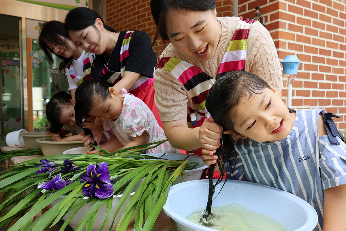 6月17日，距离农历五月初五&ldquo;端午节&rdquo;还有两天。图为位于光州北区区厅幼儿园的孩子们体验用菖蒲水洗头的韩国传统端午习俗，祈求健康长寿、驱邪避灾。