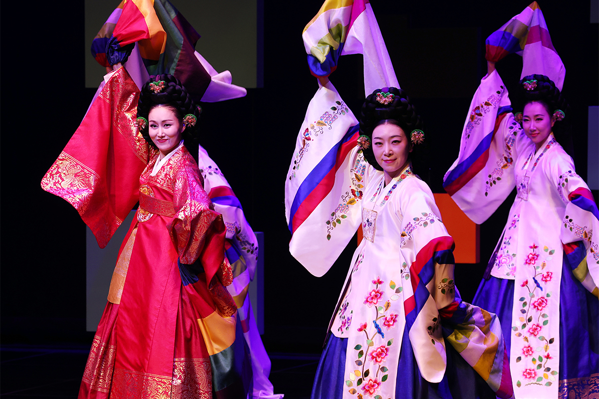 6月26日，在韩国京畿道水原市京畿艺术中心举行的&ldquo;G-ARTS艺术节&rdquo;开幕式上，京畿道舞蹈团正在表演《太平舞》。