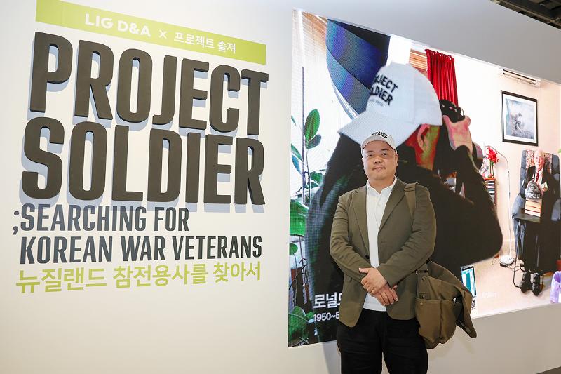 6月19日，在首尔市龙山区战争纪念馆企划展厅举行的《士兵计划——韩国战争老兵致敬摄影展》入口处，摄影师拉米·玄接受采访并拍照留念。韩宣网记者李廷佑 摄