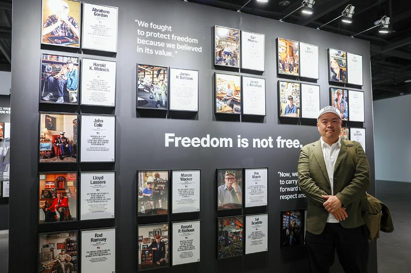 6月19日，在首尔市龙山区战争纪念馆企划展厅举行的《士兵计划——韩国战争老兵致敬摄影展》现场，摄影师拉米·玄在展品前留影。韩宣网记者李廷佑 摄