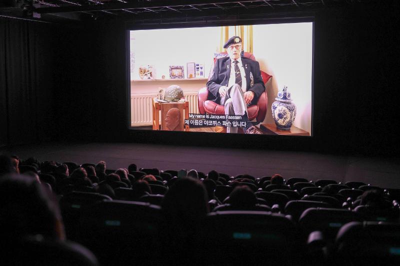 6月23日，驻韩荷兰大使馆与“士兵计划”合作制作的纪录片《铭记英雄》在首尔中区首尔艺术影院举行放映会。影片记录了摄影师拉米·玄在去年10月12日从阿姆斯特丹史基浦机场开始，走访并拍摄8位参战老兵的旅程与采访。韩宣网记者朴大珍 摄