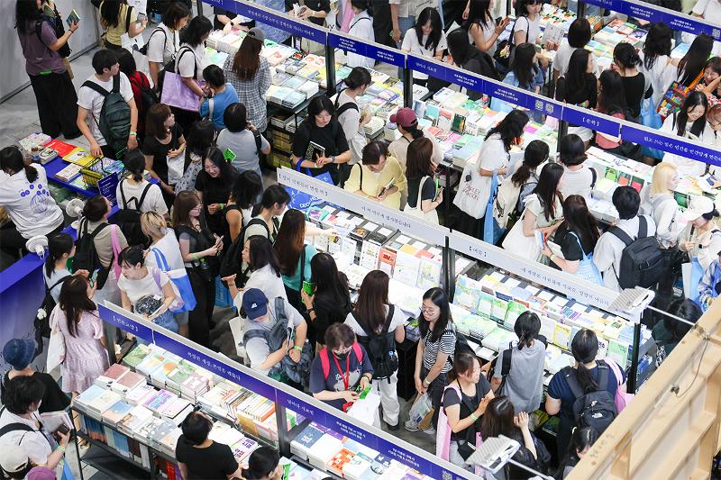6月24日，在首尔江南区三成洞韩国国际会展中心（COEX）举行的&ldquo;2026首尔国际书展&rdquo;上，来访者正参观展位。