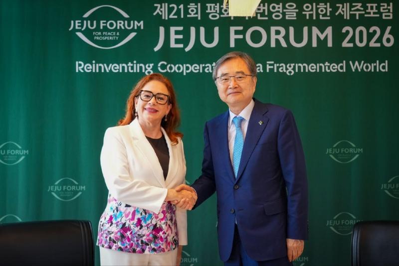 6月25日，韩国外交部长官赵显（右）在济州海维彻度假酒店，与为出席&ldquo;济州论坛&rdquo;而访韩的前联合国大会主席玛丽亚&middot;费尔南达&middot;埃斯皮诺萨&middot;加塞斯合影留念。图片来源：外交部