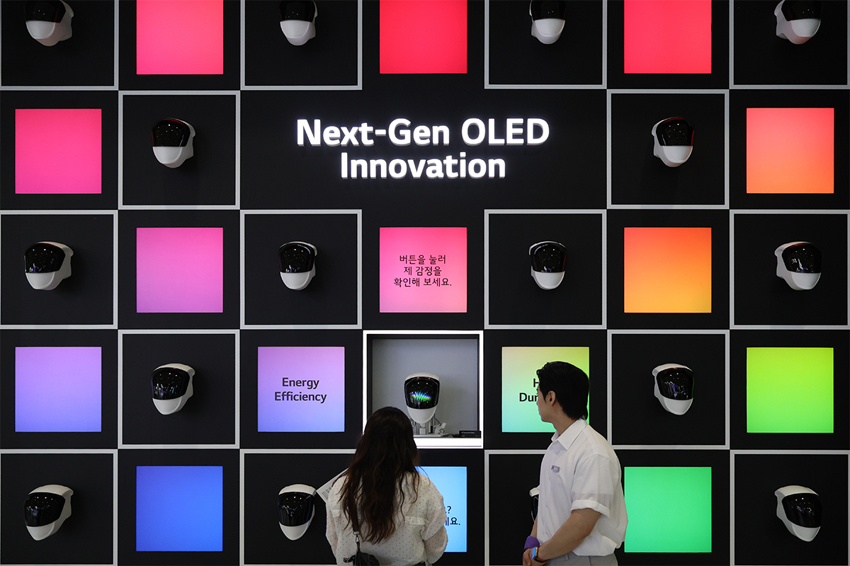 7月22日，在位于首尔江南区三成洞韩国国际会展中心（COEX）举行的&ldquo;2026韩国显示器产业博览会&rdquo;上，来访者正参观展品。