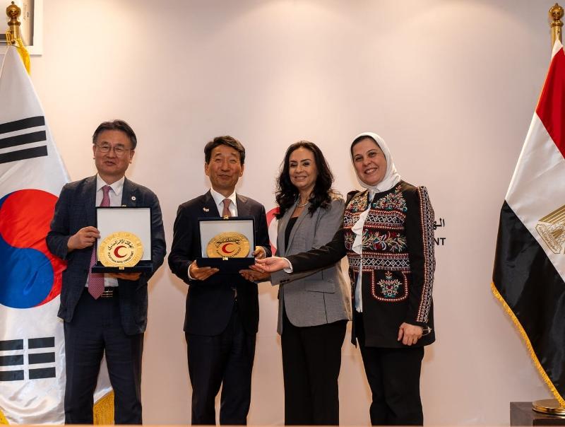 当地时间6月29日，在埃及开罗举行的&ldquo;加沙地带及埃及境内巴勒斯坦流离失所者援助项目&rdquo;启动仪式上，（左起）韩国红十字会国际南北合作事业本部长许正求、韩国驻埃及大使金完重、埃及社会团结部部长玛雅&middot;莫尔西、埃及红新月会执行主任阿迈勒&middot;伊玛姆合影留念。图片来源：韩国驻埃及大使馆