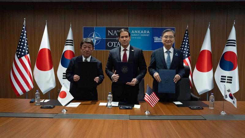 当地时间7月7日，韩国外交部长官赵显、美国国务卿马尔科·鲁比奥、日本外务大臣茂木敏充在土耳其安卡拉举行的韩美日外长会议上签署《小型模块化核反应堆部署三边合作备忘录》后合影留念。图片来源：外交部