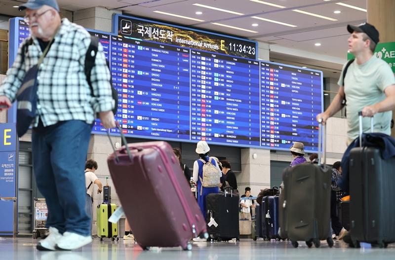 图为7月8日，仁川国际机场第一航站楼内，出入境旅客络绎不绝。图片来源：韩联社