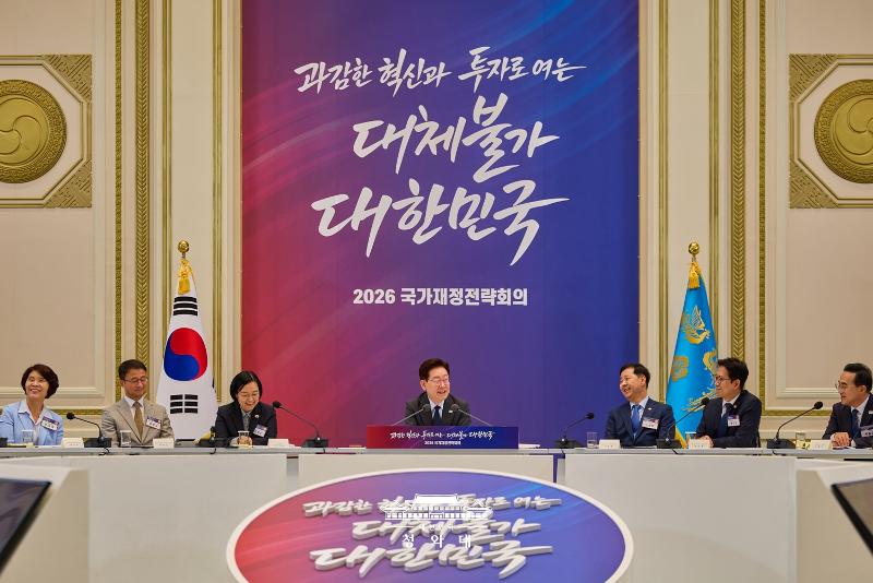 7月13日，韩国总统李在明在青瓦台举行的“2026国家财政战略会议”上发表讲话。图片来源：大韩民国青瓦台